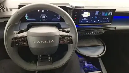Usata Lancia Ypsilon 101 CV (74 kW) 2025 Blu scuro Utilitaria