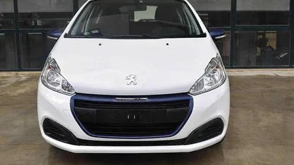 Bianco Usata 2017 Peugeot 208 Active Due volumi | 7200 € (Buon prezzo)
