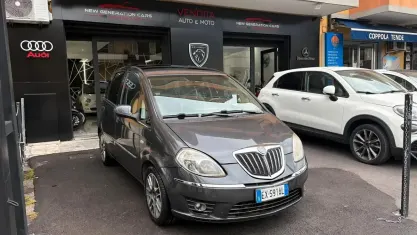 Usata Lancia Musa Gold 95 CV (69 kW) 2013 Grigio Monovolume