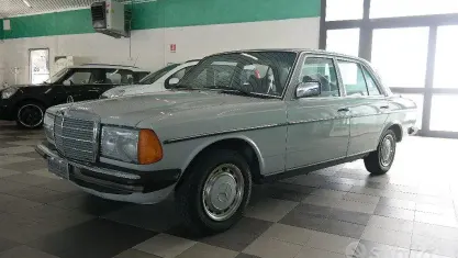 Usata Mercedes 200 94 CV (69 kW) 1970 Grigio Berlina