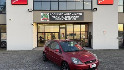Rosso Usata 2008 Ford Fiesta Ghia Tre volumi | 3500 € (Buon prezzo)