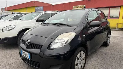 Nero Usata 2010 Toyota Yaris Tre volumi | 4300 € (Buon prezzo)