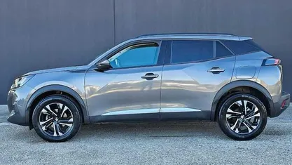 Grigio scuro Usata 2021 Peugeot 2008 Allure SUV | 18.900 € (Buon prezzo)