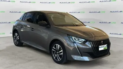 Usata Peugeot 208 Allure 101 CV (74 kW) 2023 Grigio Utilitaria
