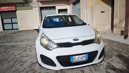 Usata Kia Rio 90 CV (66 kW) 2012 Bianco Berlina