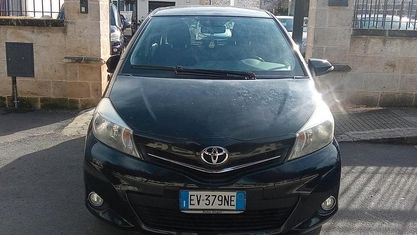 Usata Toyota Yaris Lounge 99 CV (72 kW) 2014 Nero Utilitaria