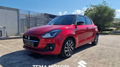 Usata Suzuki Swift 83 CV (61 kW) 2021 Bordeaux/tetto nero Utilitaria