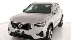 Argento metall. Usata 2022 Volvo XC40 Core SUV | 29.400 € (Buon prezzo)