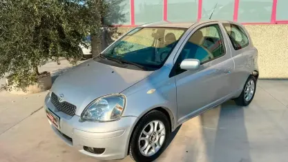 Usata Toyota Yaris 65 CV (47 kW) 2005 Grigio Berlina