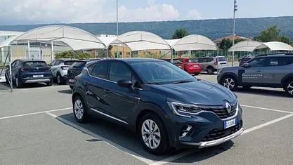 Bleu marine Usata 2022 Renault Captur Intens SUV | 17.900 € (Buon prezzo)