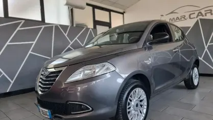 Usata Lancia Ypsilon Silver 80 CV (58 kW) 2015 Argento Utilitaria