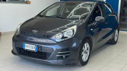 Usata Kia Rio 84 CV (61 kW) 2017 Grigio Berlina