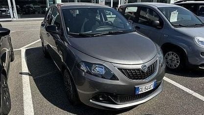 Käytetty Lancia Ypsilon Gold 69 HP (50 kW) 2022 Harmaa Viistoperä