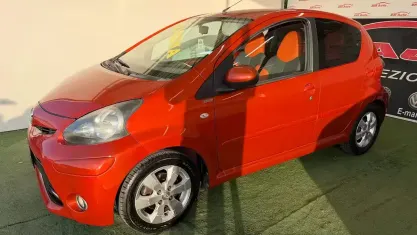 Usata Toyota Aygo 68 CV (50 kW) 2012 Arancione Utilitaria
