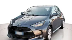 Grigio scuro metall. Usata 2021 Toyota Yaris Hybrid Business Edition Tre volumi | 16.900 € (Ottimo prezzo)