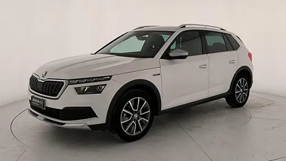 Bianco magnolia Usata 2023 Skoda Kamiq ScoutLine SUV | 17.900 € (Buon prezzo)