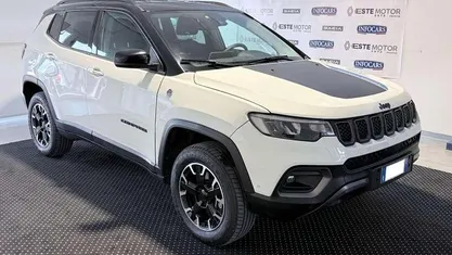 Bianco metallizzato Usata 2023 Jeep Compass Trailhawk SUV | 20.900 € (Buon prezzo)