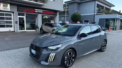 Usata Peugeot 208 Allure 101 CV (74 kW) 2025 Grigio Utilitaria