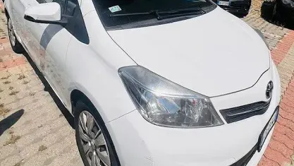 Usata Toyota Yaris Lounge 69 CV (50 kW) 2013 Bianco Utilitaria