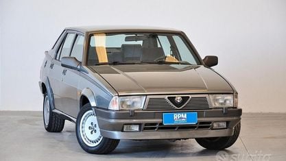 Usata Alfa Romeo 75 148 CV (108 kW) 1987 Grigio Berlina