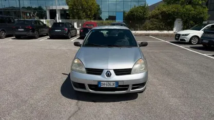 Usata Renault Clio II Dynamique 75 CV (55 kW) 2007 Grigio Berlina