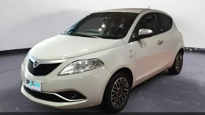 Usado Lancia Ypsilon Gold 69 CV (50 kW) 2016 Gris Utilitario