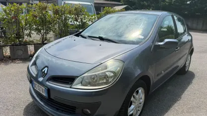 Usata Renault Clio II Dynamique 98 CV (72 kW) 2006 Bluazzurro Berlina