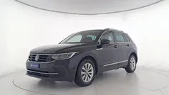 Deep black perlato Usata 2022 VW Tiguan Life SUV | 25.400 € (Buon prezzo)
