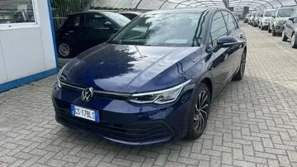 Gebraucht VW Golf VIII Life 110 PS (80 kW) 2023 Blau Kleinwagen