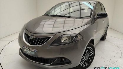 Usado Lancia Ypsilon S 70 HP (51 kW) 2024 Cinzento Citadino
