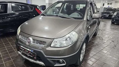 Grigio colosseo metallizzato Usata 2011 Fiat Sedici Emotion SUV | 6490 € (Buon prezzo)