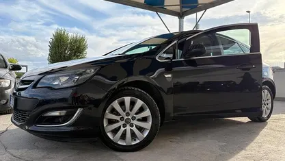 Usata Opel Astra Cosmo 110 CV (80 kW) 2014 Nero Berlina