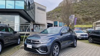 Usata VW T-Roc R-line 116 CV (85 kW) 2023 Grigio SUV