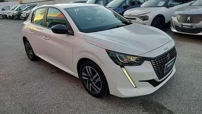 Bianco Usata 2023 Peugeot 208 Active Due volumi | 13.950 € (Buon prezzo)