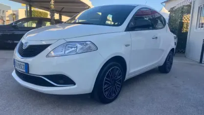 Usata Lancia Ypsilon 69 CV (50 kW) 2016 Bianco Utilitaria
