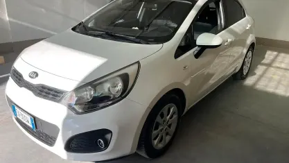 Usata Kia Rio EX 85 CV (62 kW) 2012 Bianco Berlina