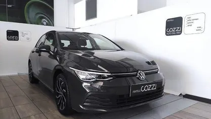 Usata VW Golf VIII Life 110 CV (80 kW) 2024 Grigio Berlina