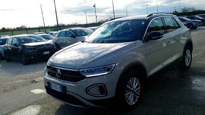 Usata VW T-Roc Life 110 CV (80 kW) 2024 Beige SUV