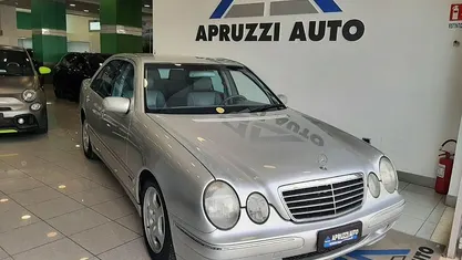 Usata Mercedes E270 Avantgarde 170 CV (125 kW) 2001 Argento Berlina