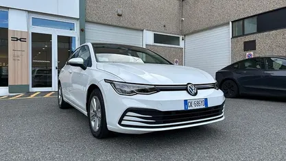 Bianco Usata 2023 VW Golf VIII Life Tre volumi | 21.900 € (Buon prezzo)