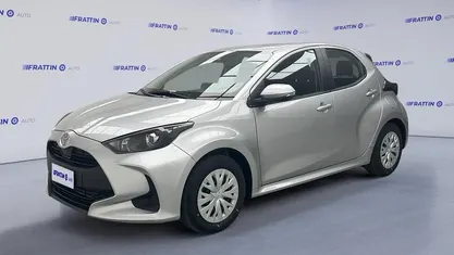 Usata Toyota Yaris Hybrid Active 172 CV (126 kW) 2023 Argento Utilitaria