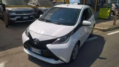 Bianco(met.) Usata 2016 Toyota Aygo Cool Due volumi | 7950 € (Buon prezzo)