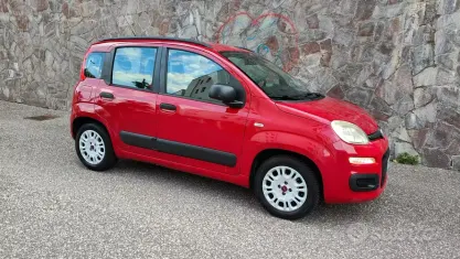 Usata Fiat Panda Lounge 69 CV (50 kW) 2012 Rosso Utilitaria