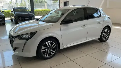 Usata Peugeot 208 Allure 75 CV (55 kW) 2022 Bianco Utilitaria