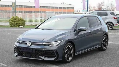 Grigio Usata 2025 VW Golf VIII R-line Tre volumi | 31.900 € (Buon prezzo)