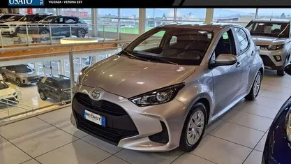Brugt Toyota Yaris Hybrid Active 92 HK (67 kW) 2024 Sølv Sedan