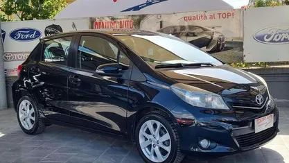 Bianco Usata 2012 Toyota Yaris Lounge Tre volumi | 4899 € (Buon prezzo)