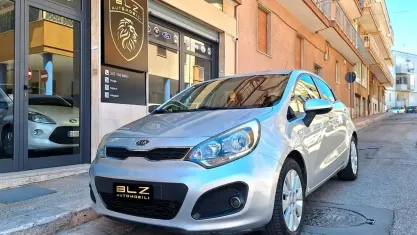 Usata Kia Rio EX 75 CV (55 kW) 2013 Argento Berlina