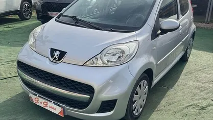Usata Peugeot 107 54 CV (39 kW) 2010 Argento Utilitaria