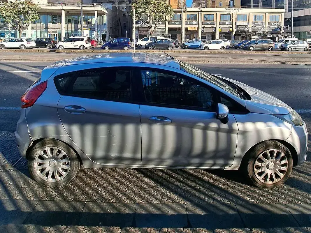 Usata Ford Fiesta 82 CV (60 kW) 2009 Argento Berlina